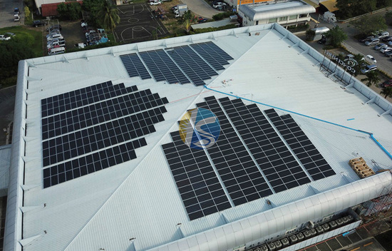 ¿Se pueden montar paneles solares en un techo de metal?