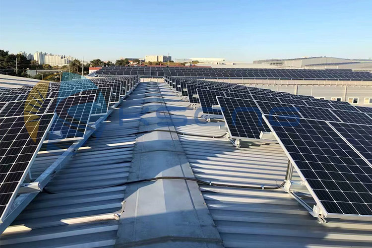  Cómo elegir un sistema de montaje solar adecuado para su techo de metal 
