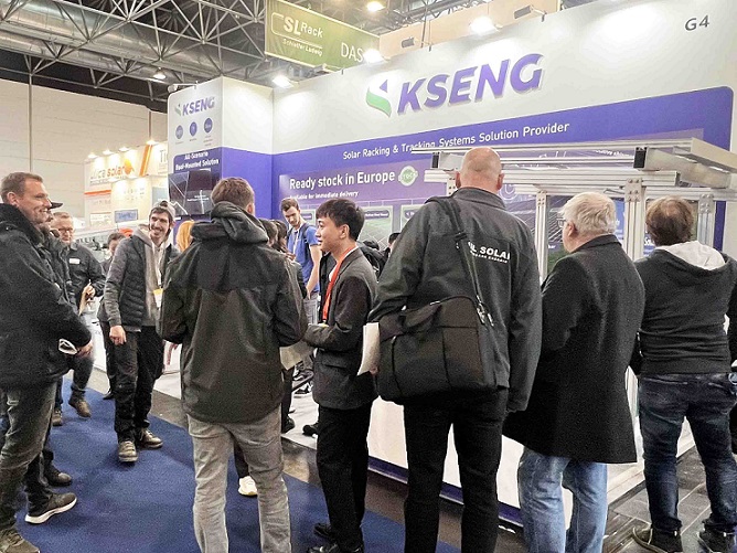 Kseng Solar despierta un gran interés con soluciones de estanterías solares de escenario completo en Solar Solutions Düsseldorf 2023
    