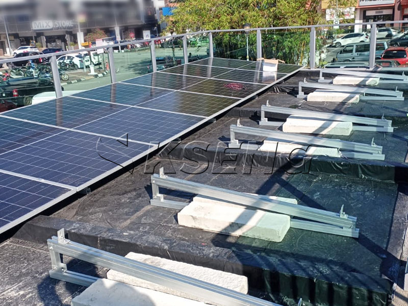 Solución solar con techo de lastre en Malasia