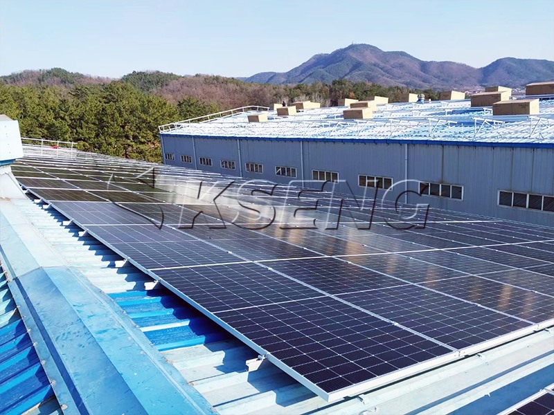 Precauciones para la instalación fotovoltaica montada en tejados de tejas de acero de color